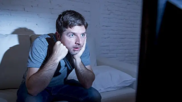 hombre viendo televisión