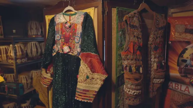 پس از آشنایی با فرهنگ افغانستان، دکور و فضای خانه‌ی ابیگیل کاملاً تغییر کرد.