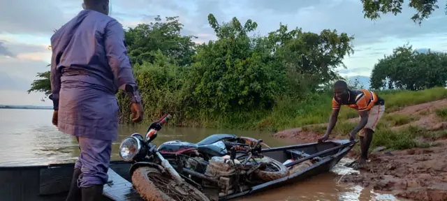 Ọkwọ ụgbọmmiri na onye njem na-akwado ibu ibu ya gafee n'akụkụ Patigi nke Kwara steeti