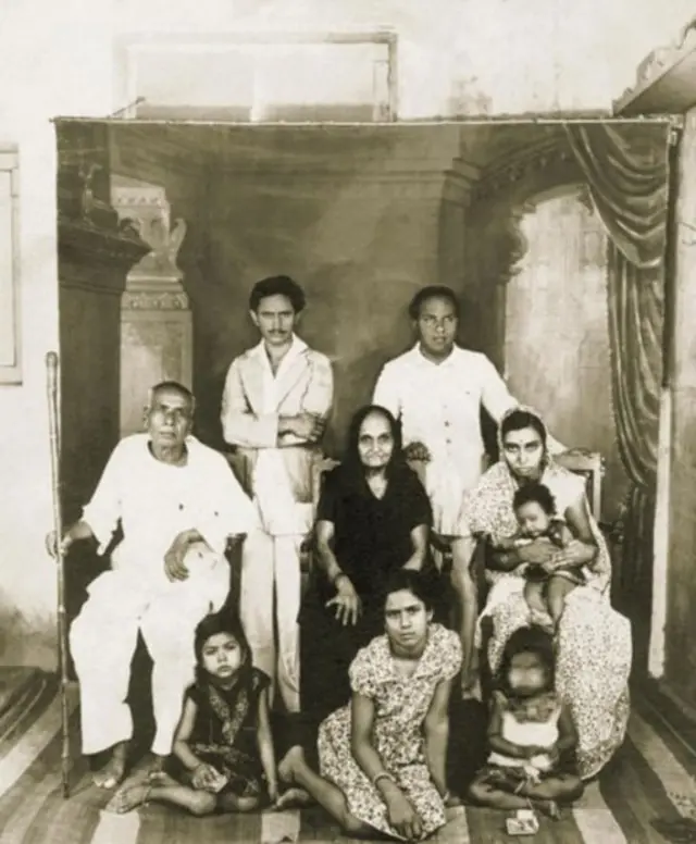 (છેક ડાબે) નરસિંહભાઈ અને છેક જમણે બેઠેલાં દીકરી શાંતાબહેન. (તસવીરસૌજન્યઃ સંધ્યાબહેન મહેતા)