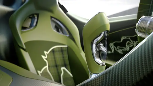 مجسمه دست‌ساز از سر یک اسب در دسته دنده گذاشته شده است