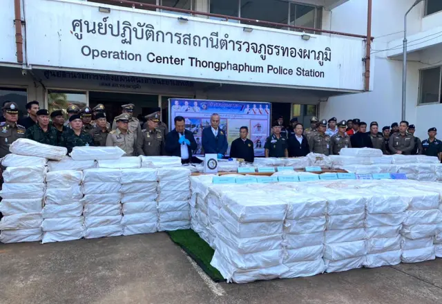 ဖမ်းမိခဲ့တဲ့ စိတ်ကြွဆေးပြား‌သန်း ၅၀ ကို ထိုင်းအာဏာပိုင်တွေနဲ့အတူတွေ့ရစဉ်