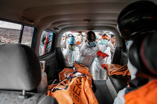 Petugas memasukkan kantung berisi jenazah korban longsor gunungan sampah ke dalam mobil ambulans di Tempat Pengolahan Sampah Terpadu (TPST) Bantargebang, Bekasi, Jawa Barat, Senin (9/3/2026). Berdasarkan data sementara dari Basarnas DKI Jakarta pada Senin (9/3) siang, sebanyak lima orang meninggal dunia dan empat lainnya masih dalam proses pencarian akibat longsoran sampah di TPST tersebut. 