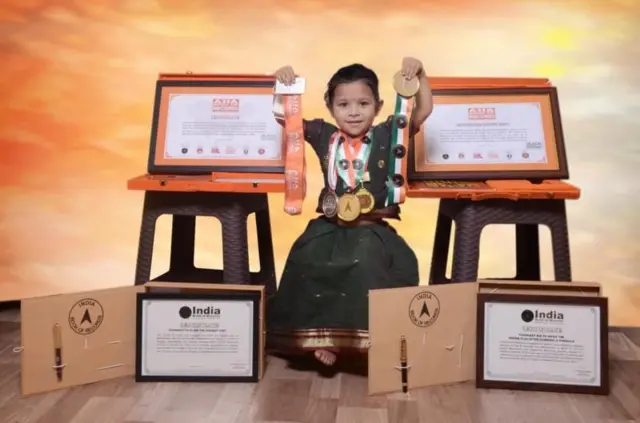 ఏడేళ్ల వయసుకే 121 కోటలు ఎక్కిన శర్విక