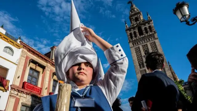 Jovem levantando o capirote nas ruashawks bulls betSevilha