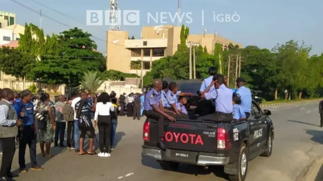 Ndị uweojii n'ọrụ n'ụlọikpe ebe a ga-ekpe