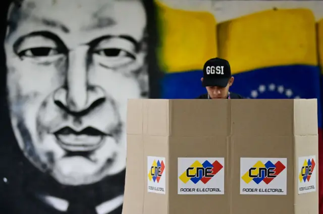 Homem votando na eleição da Venezuela. Ele está no local5.5 1xbetvotação, olhando para a urna 