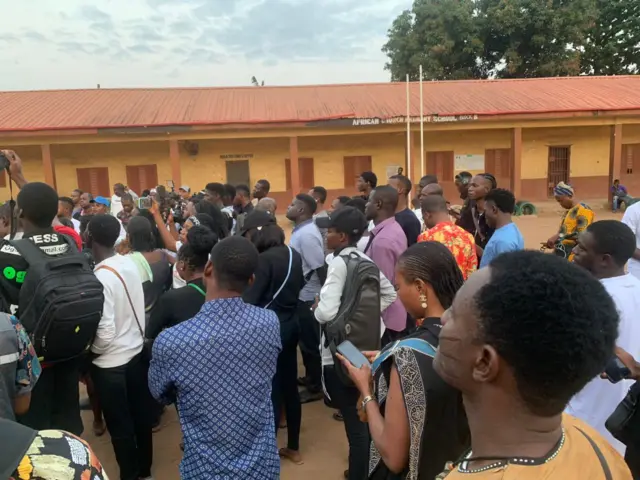 Awọn ẹbi, ara ati ojulumọ ṣe ayẹyẹ idagbere abẹla titan fun Adukẹ Gold