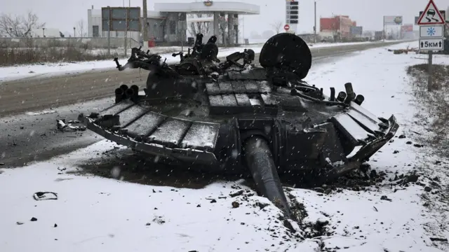 Một xe tăng Nga bị đốt cháy gần thành phố Kharkiv, Ukraine, ngày 25 tháng 2 năm 2022
