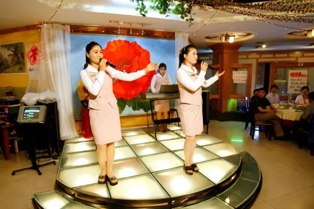 Nữ tiếp viên người Bắc Hàn tại một nhà hàng ở Trung Quốc.