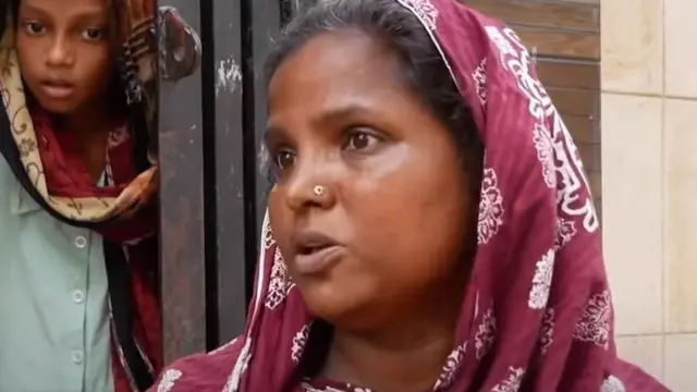 मंजीला का घर मारी माता मंदिर के बगल में है.