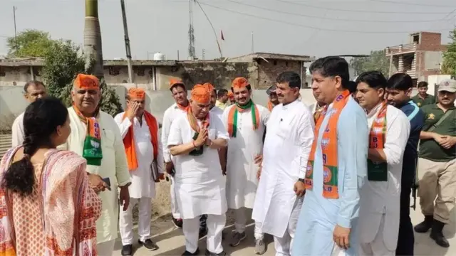 నరేంద్ర మోదీ పర్యటనకు ముందు ప్రచారం నిర్వహిస్తోన్న బీజేపీ కార్యకర్తలు