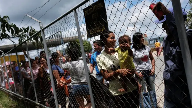 Pessoas formam fila atráscomo sacar o dinheiro do galera betgradecomo sacar o dinheiro do galera betParacaraima, na fronteira entre Brasil e Venezuela