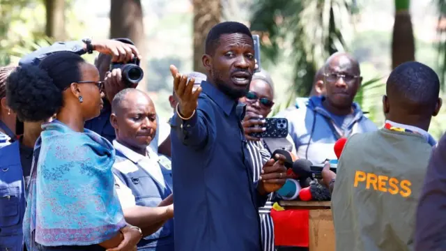 Robert Kyagulanyi, maarufu Bobi Wine, wa chama cha National Unity Platform (NUP), akiwa pamoja na mke wake Barbara Kyagulanyi, wakati akiwahubia waandishi wa habari kabla ya kuondoka nyumbani kwake kwenda kupiga kura, katika eneo la Kasangati karibu na Kampala, Uganda January 15, 2026