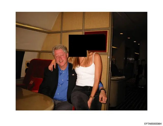 Yayımlanan belgeler arasında Bill Clinton'ın yüzü gizlenmiş bir kadınla fotoğrafı da vardı. Bu fotoğraf tek başına Clinton'ın yanlış bir şey yaptığı anlamına gelmiyor