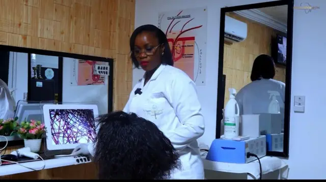 Dr Florence ZEdwige Nanga dans son laboratoire en train de consulter une patiente.