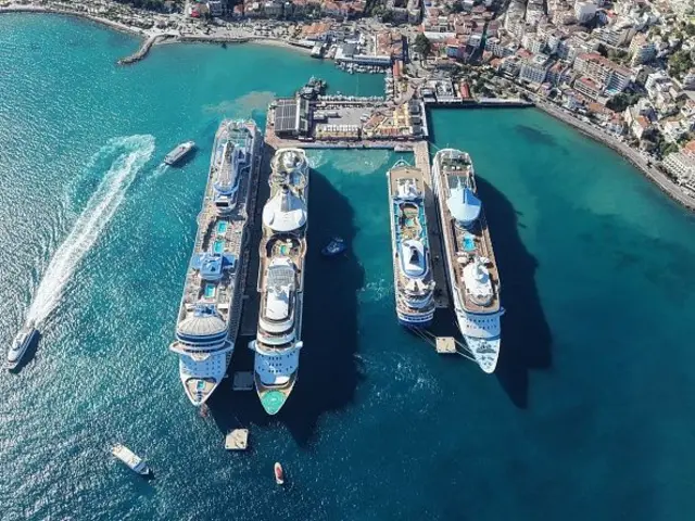Kuşadası'na demirlemiş yatlar ve gemiler tepeden görünüyor.
