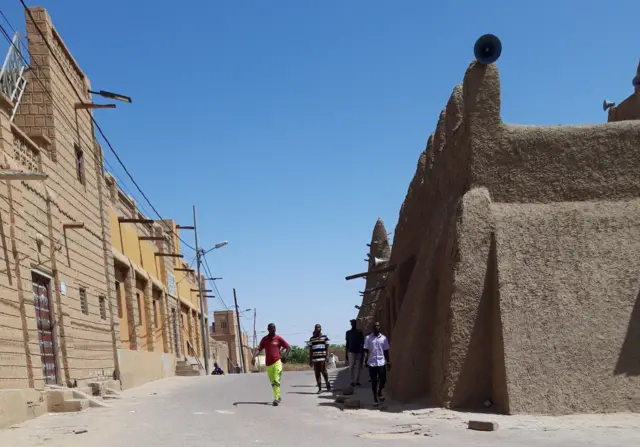 Des jeunes sortant de la mosquée Djinagreiber, 04 juin 2025
