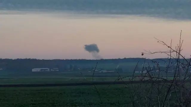 Sebuah gambar yang diposting di media sosial dari sebuah kota yang berjarak 10 km dari ledakan menunjukkan asap mengepul ke udara