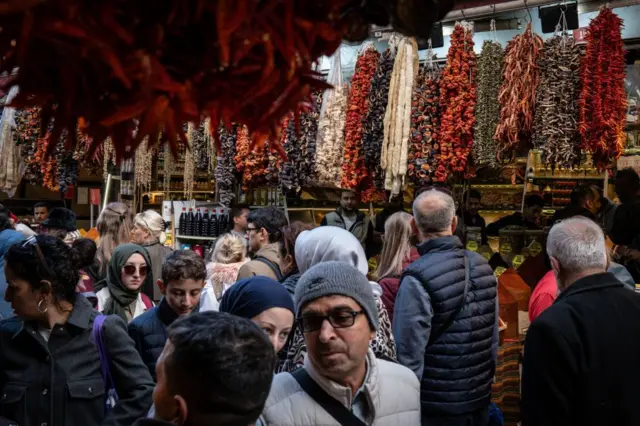 İstanbul'da baharatçıların önünde yürüyen kalabalık.