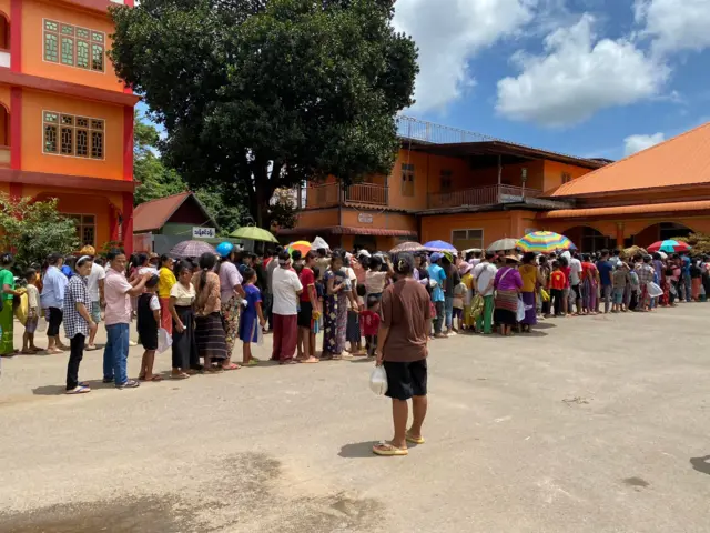 ဆန်ဝေတာကို တန်းစီစောင့်ဆိုင်းနေသူတွေ