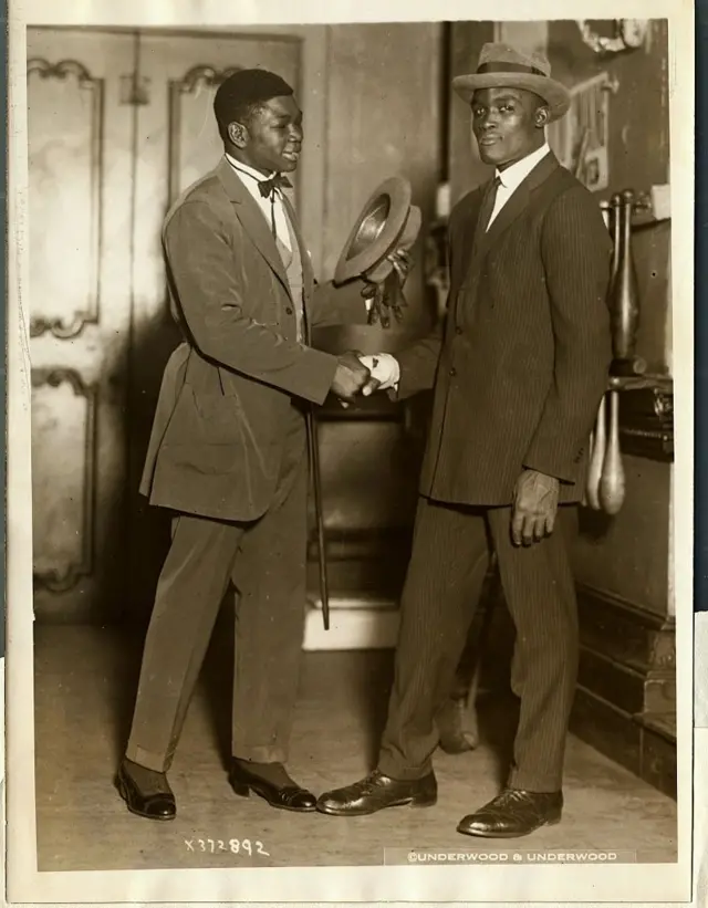 Siki, le boxeur sénégalais qui s'est fait connaître il y a longtemps en envoyant Georges Carpentier au tapis avant de disparaître des radars à Harlem pendant un temps, fait son retour sur le ring, vêtu d'un élégant manteau à revers, de gants en cuir verni, d'un gilet raffiné, d'une canne et d'un ruban à lunettes. À sa droite, on aperçoit Arthur Campbell, alias « le Tonnerre Noir de Géorgie », le partenaire d'entraînement préféré de ce Sénégalais hors du commun. 