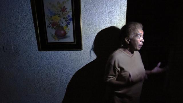 Imagem mostra mulherbestgame bet aposta onlineuma casa escura na Venezuela