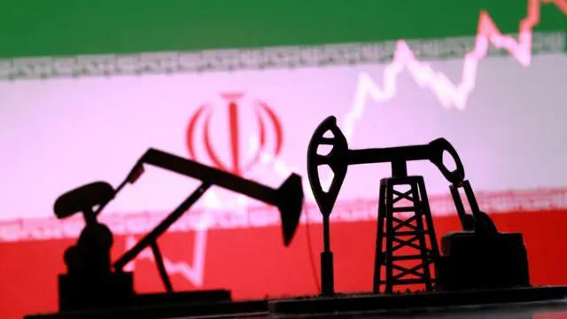 Uma ilustração na qual aparecem bombas de petróleo impressas em 3D, a bandeira iraniana e um gráfico bursátil em alta