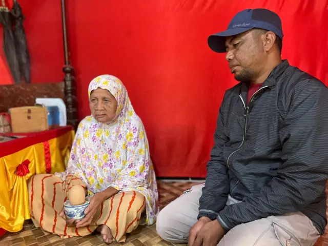 Abdiwaldi melihat telur maleo yang digunakan dalam ritual Mombowa Tumpe.