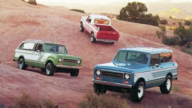 دو مدل شاسی‌بلند و یک وانت اسکات در دهه هفتاد میلادی