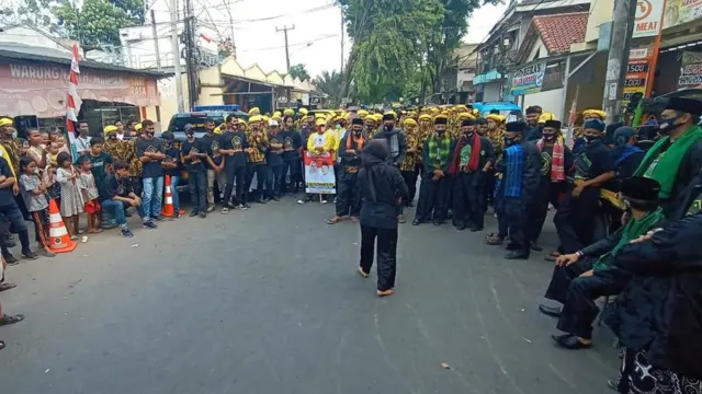 Massa pendukung salah satu pasang calon berkumpul di depan Gedung KPUD Kabupaten Serang.