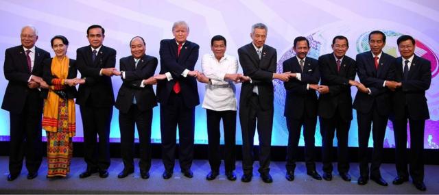 Президенты Трамп и Дутерте (в центре) и другие лидеры стран АСЕАН
