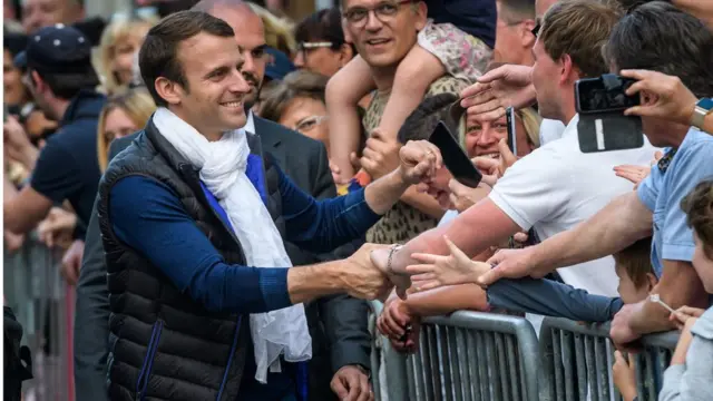 Новый президент Макрон в своем избирательном округе Ле-Туке