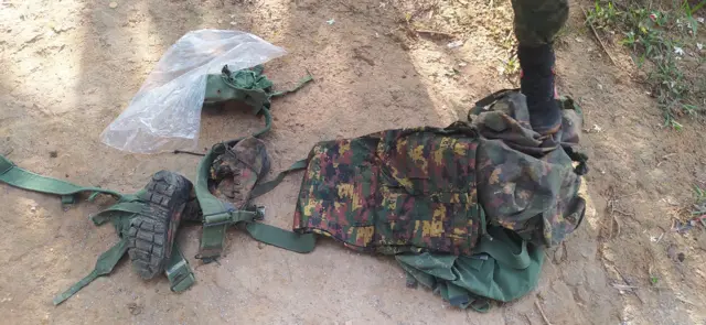 ပြည်သူ့စစ်အိမ်က ယူနီဖောင်းနဲ့ လက်နက်တချို့ သိမ်းဆည်းရမိ။