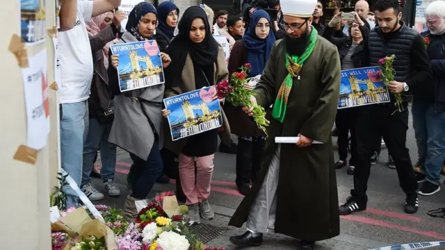 Musulmanes dejan flores cerca al Puente de Londres