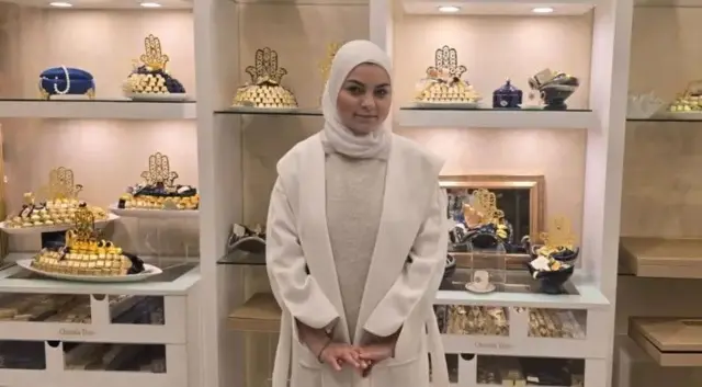 Joud Insani ahagaze mu iduka rya shokola akoramo