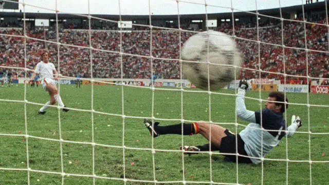 22 Haziran 1986, Mexico City: Belçikalı Leo Van der Elst, İspanya kalecisi Andoni Zubizarreta'yı penaltı atışlarında mağlup ederek takımına galibiyeti getiren son penaltıyı gole çevirdi ve Belçika'yı 1986 Dünya Kupası'nda yarı finale taşıdı.