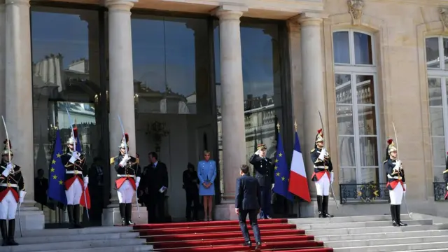 Дружина Макрона на вході до Єлисейського палацу