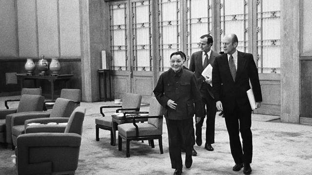 Ông Bush tháp tùng tổng thống Gerald Ford gặp phó thủ tướng Trung Quốc Đặng Tiểu Bình ở Bắc Kinh tháng 12/1975