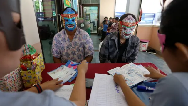 เจ้าหน้าที่ รพ.สต.หนองกรดซักประวัติ ชี้แจงขั้นตอนการตรวจ