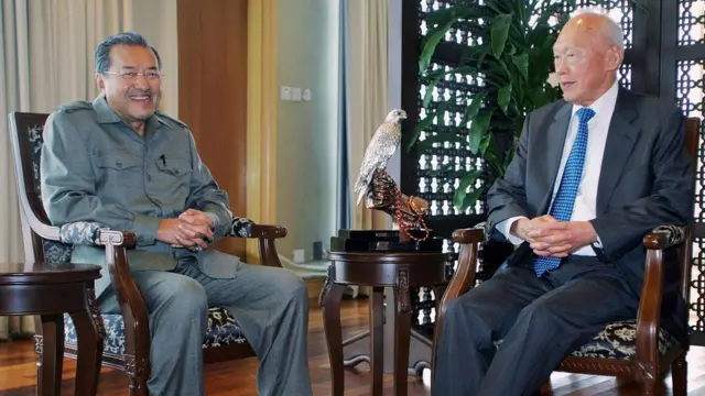 马哈蒂尔（左）在吉隆坡接见李光耀（右）（27/4/2005）