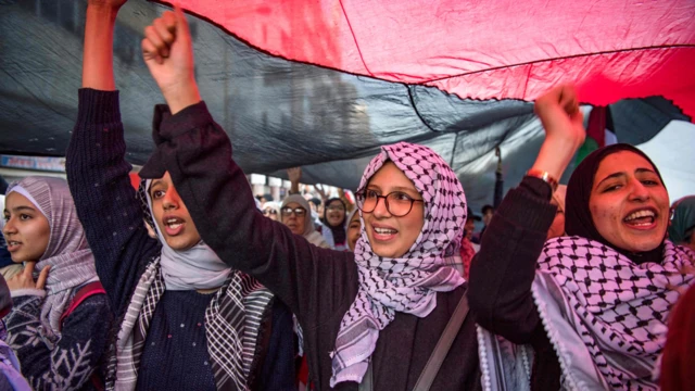 Des femmes marocaines brandissent un drapeau lors d'une manifestation contre le plan de paix américain au Moyen-Orient à Rabat, au Maroc - dimanche 9 février 2020