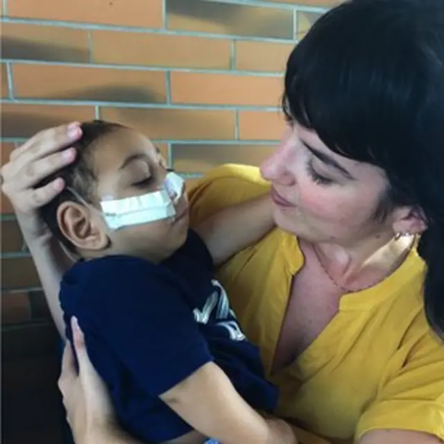 La corresponsal de la BBC en Brasil, Camilla Costa, con Jose Wesley