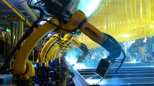 વેલ્ડિંગનું કામ કરતો એક રૉબોટ