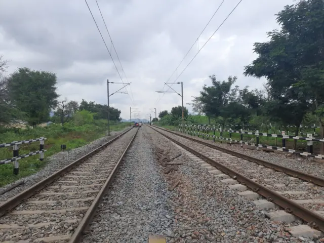 రేణిగుంట-గుంతకల్ రైలు మార్గంలో కిలోమీటరు మేర రైల్వే ట్రాక్‌లు కొట్టుకుపోయాయి