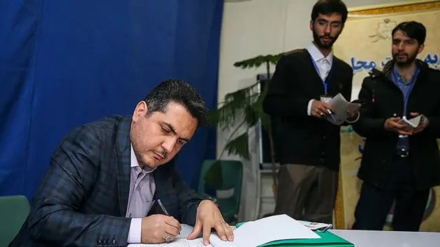 مهدی خورشیدی در دومین روز ثبت نام انتخابات شورای شهر تهران