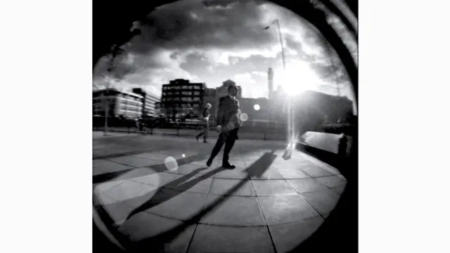 Недостатки фотокамеры "Хольга" часто называют причиной ее популярности у тех, кто ценит возможность получения странных, не похожих на реальность кадров