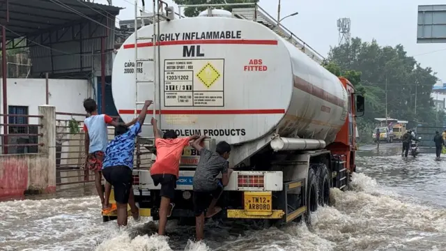 சென்னை வெள்ள பாதிப்புகளை காட்டும் படங்கள்