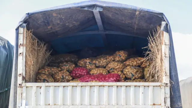 တရုတ်-မြန်မာ နဲ့ ထိုင်း-မြန်မာ ကုန်စည်စီးဆင်းရာ လမ်းကြောင်းကြီးတွေ ပိတ်နေ