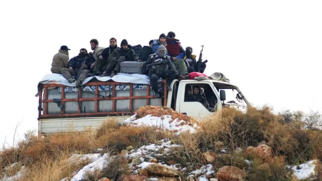 Rebeldes sobre un camión.